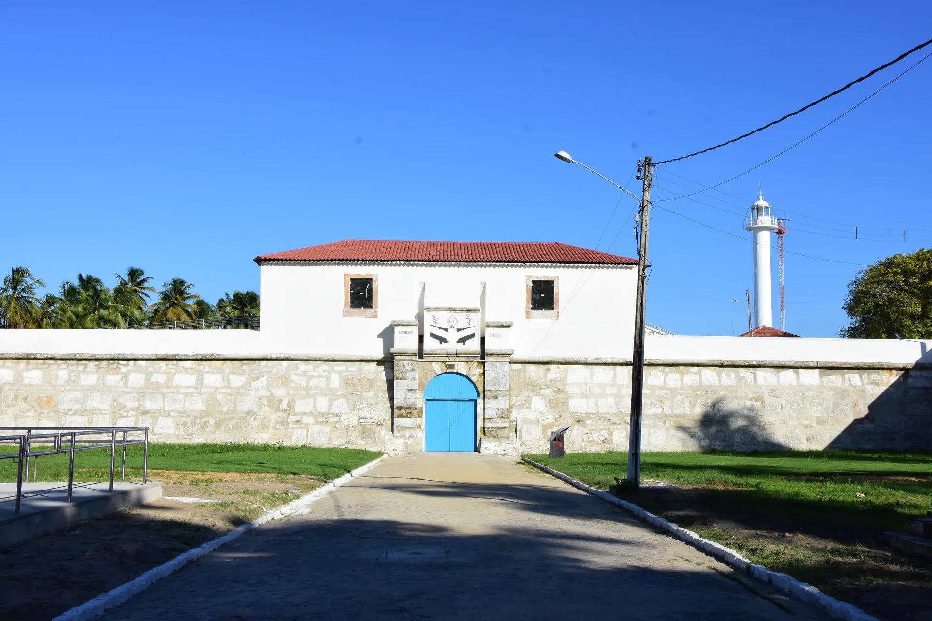 Fachada de entrada do Forte de Santo Inácio de Loyola em Tamandaré