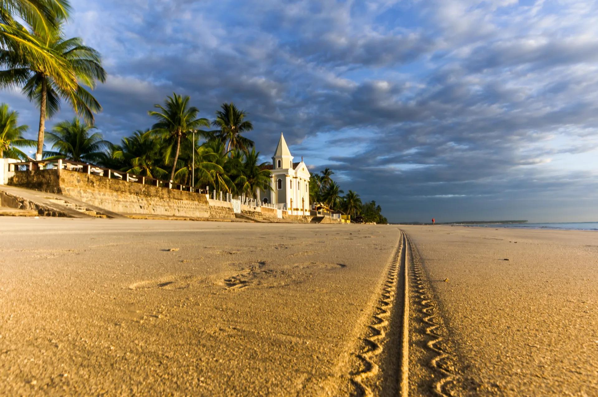 Igreja de São Pedro na orla de Tamandaré, fachada branca contra o mar