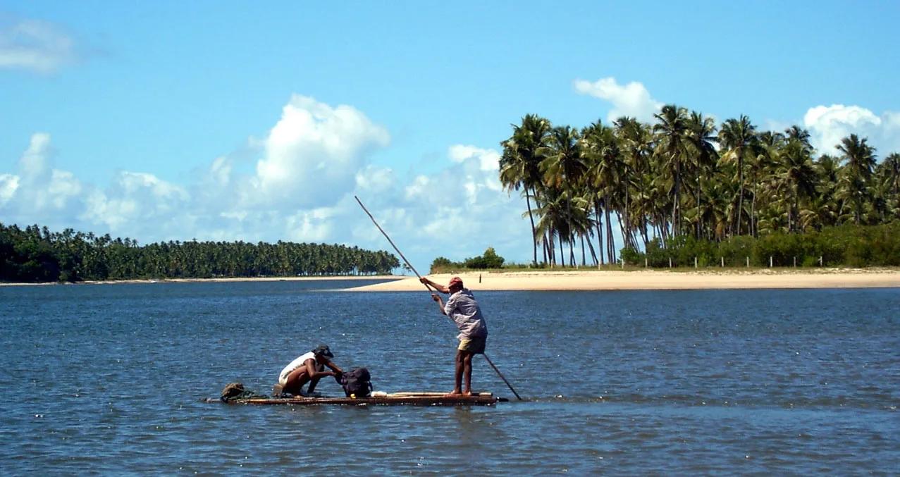 Pescadores trabalhando próximo a córrego de água doce em Tamandaré